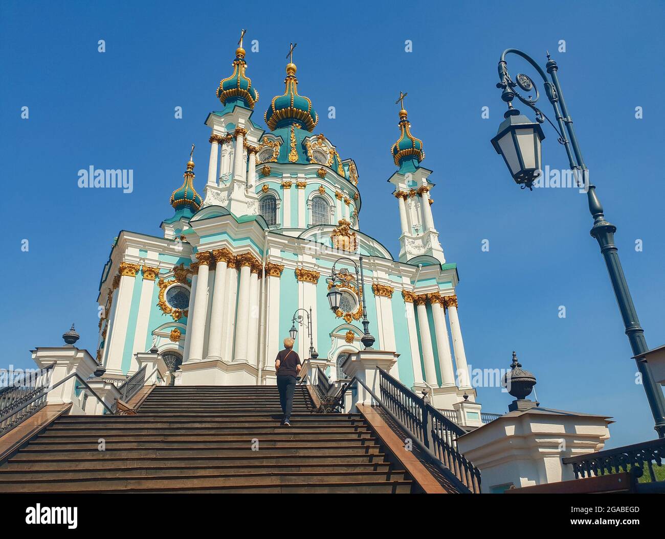 Kiev, Ucraina-29 aprile 2018: Chiesa di Sant'Andrea, uno dei più bei edifici storici di Kiev, Ucraina. Donna turistica sulle scale del ch Foto Stock