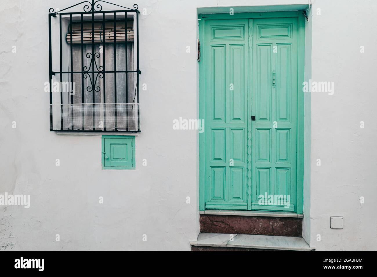 Altea, Spagna. Porta blu in stile mediterraneo spagnolo. Altea villaggio bianco, città vecchia. Foto Stock
