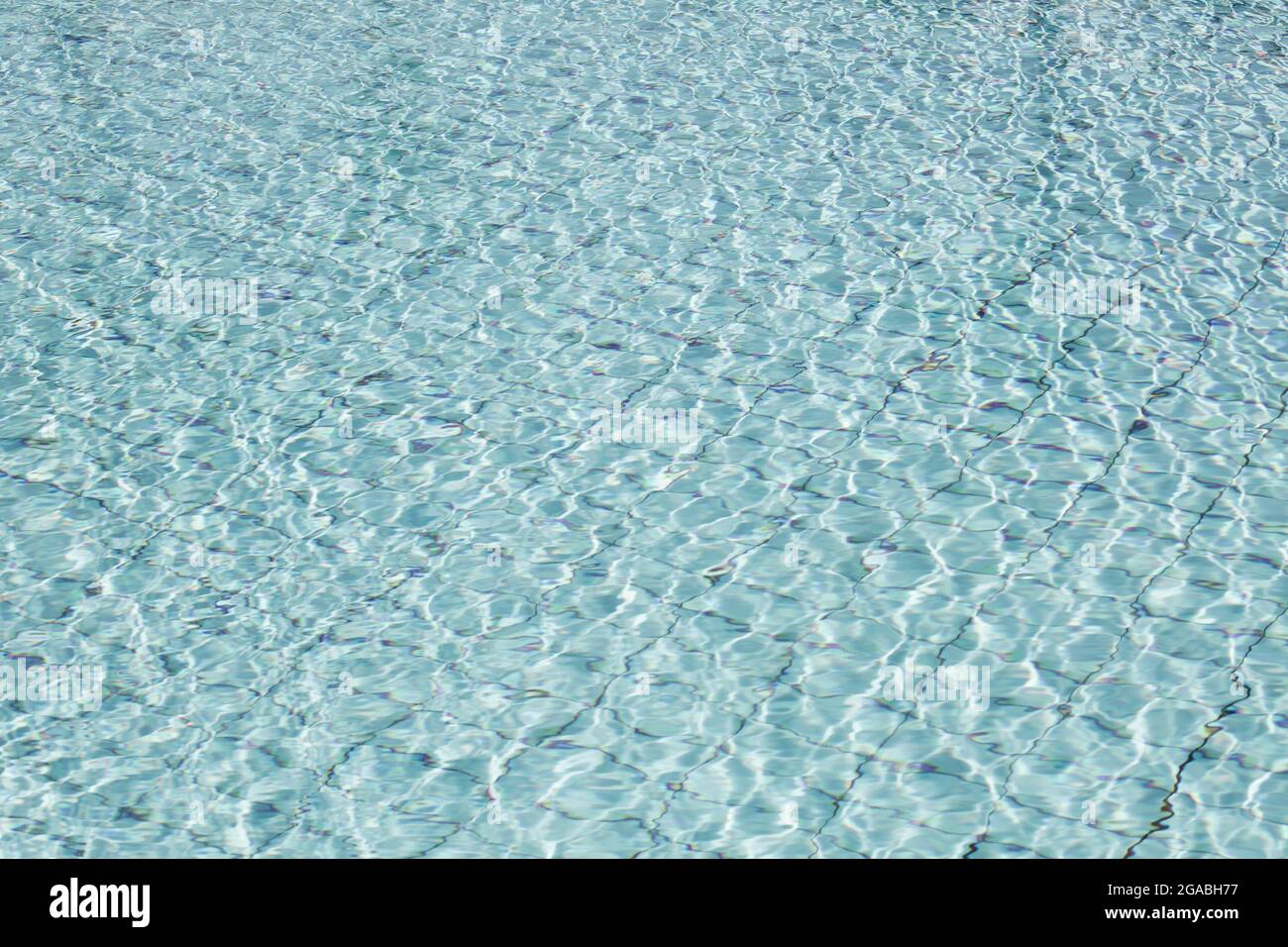 Sfondo estivo. Superficie piscina blu, acqua strappata. Sfondo naturale minimo. Foto Stock