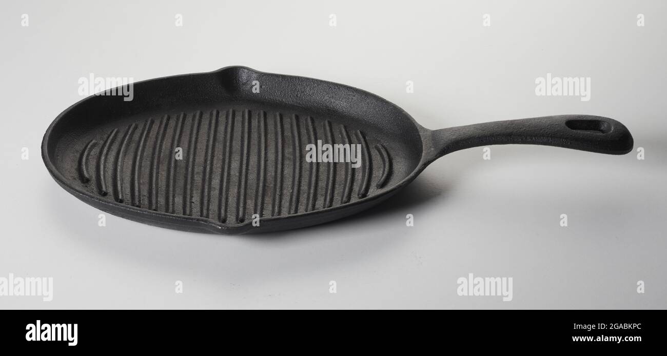 Angolo alto della vecchia pentola vuota posta sul tavolo bianco in cucina Foto Stock