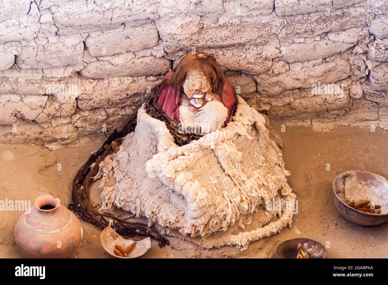 Mummia conservata in una tomba del cimitero di Chauchilla a Nazca, Perù Foto Stock