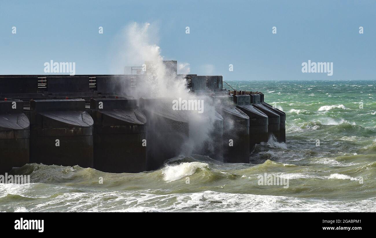 Brighton UK 30 luglio 2021 - le onde si schiantano sopra Brighton Marina come Storm Evert spazza attraverso il paese con le velocità del vento previste per essere fino a 60 mph in alcune zone: Credit Simon Dack / Alamy Live News Foto Stock