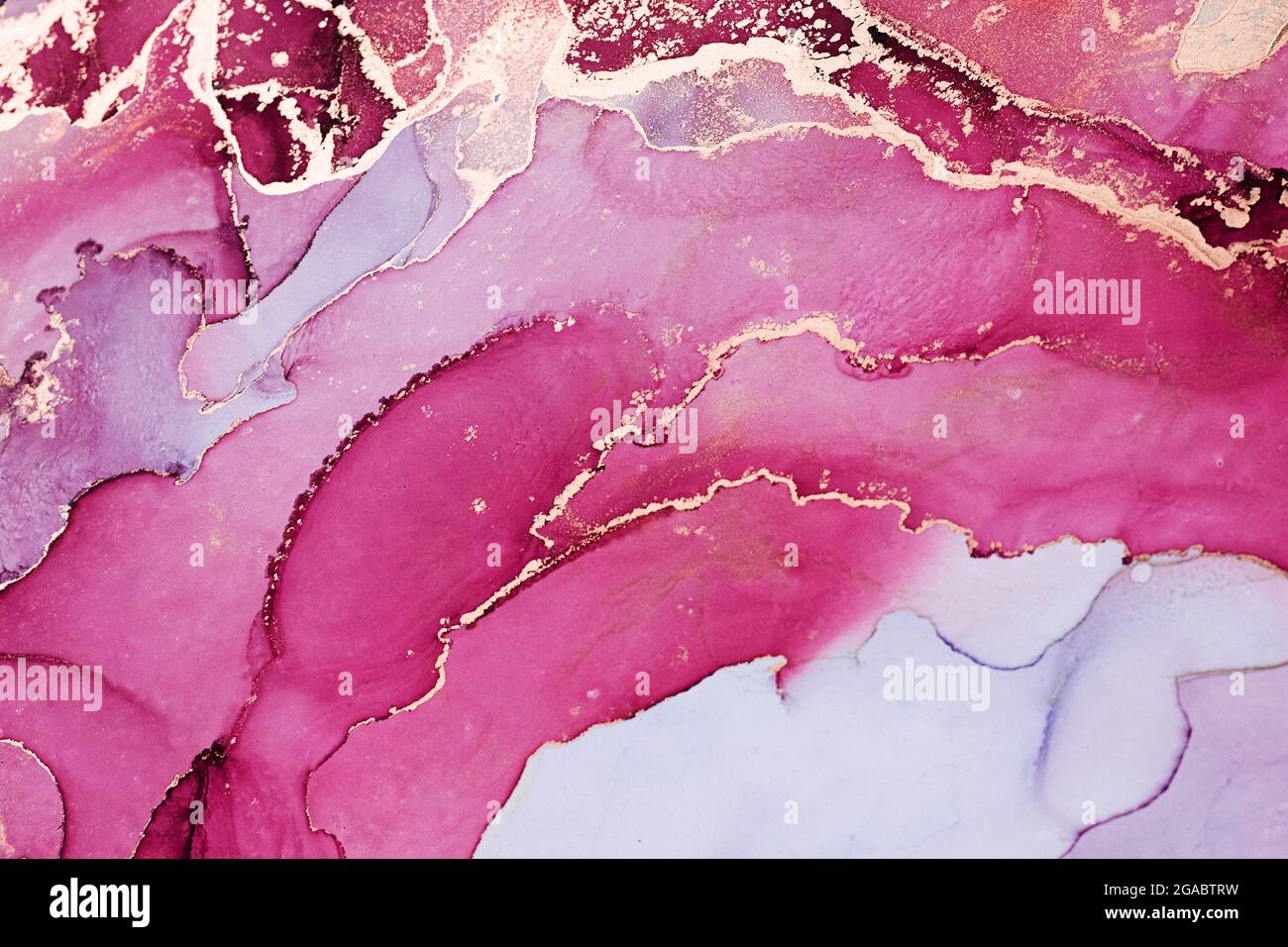 Inchiostro liquido astratto pittura sfondo in colore rosa con schizzi d'oro Foto Stock