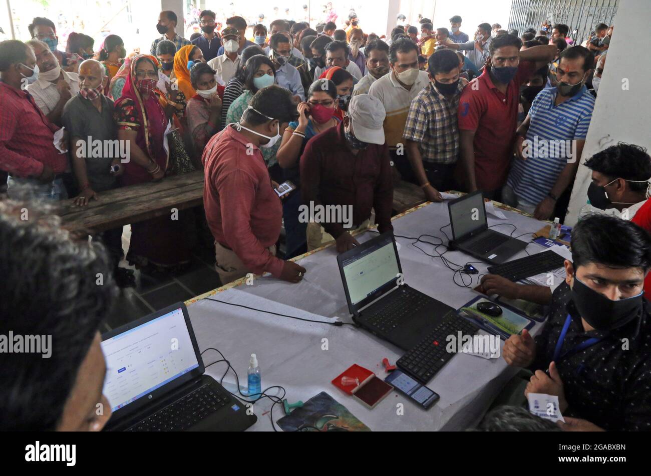 Una folla di persone si trova in fila per ricevere il vaccino COVID-19 contro la malattia del coronavirus durante una speciale campagna di vaccinazione di un giorno a Beawar. Più di 500 persone hanno sfrontato un centro di vaccinazione, senza allontanamenti sociali e maschere, violando tutti i protocolli COVID-19. La minaccia di un’ondata di terzo incombe, il problema della carenza di vaccini è stato segnalato in vari stati. Entro la fine di luglio, l’India non avrà l’obiettivo di somministrare oltre mezzo miliardo di dosi di vaccino corona. Ad agosto sarebbero disponibili circa 15 dosi di vaccini. (Foto di Sumit Saraswat/Pacific Press/Sipa USA) Foto Stock