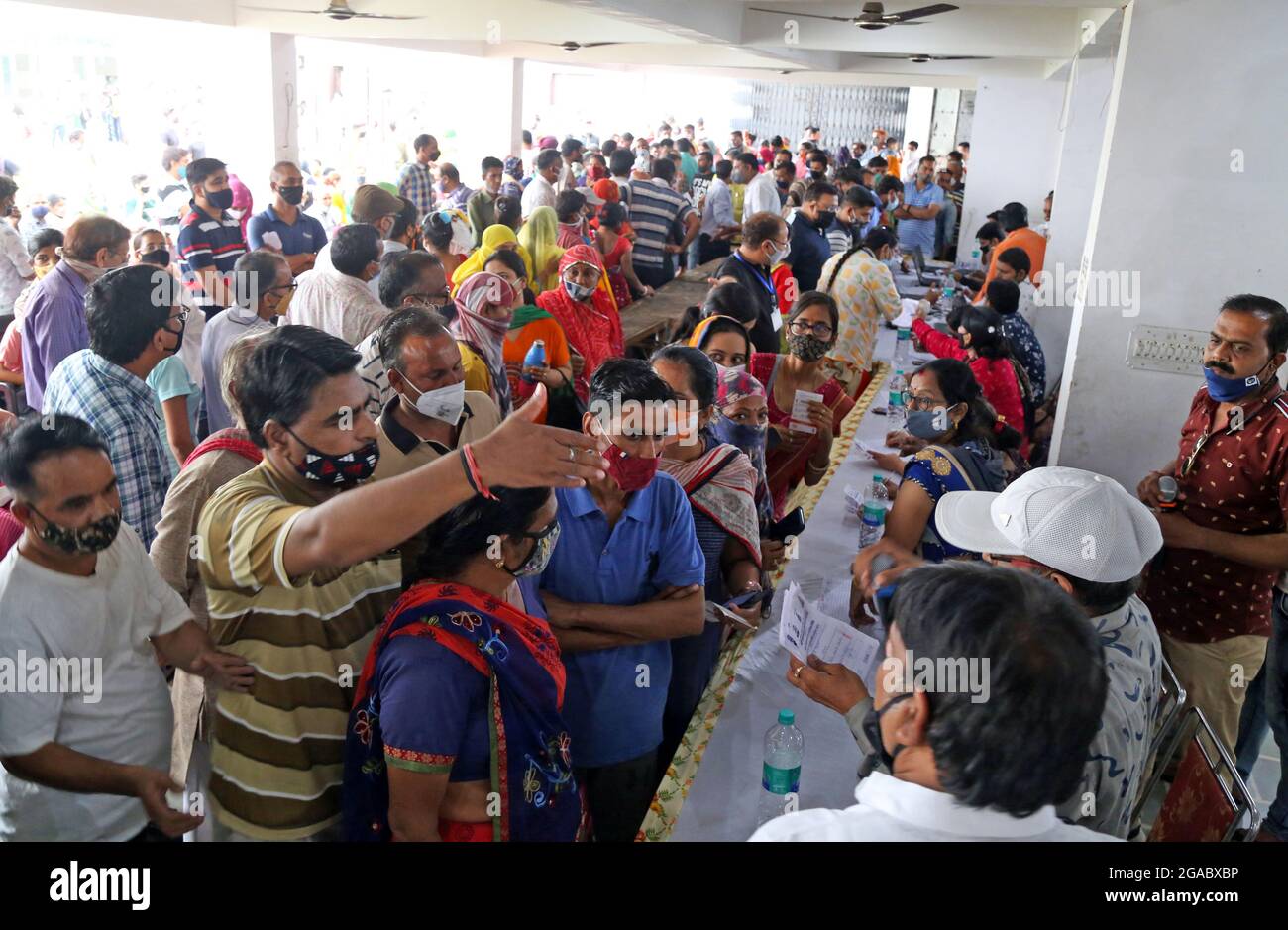 Una folla di persone si trova in fila per ricevere il vaccino COVID-19 contro la malattia del coronavirus durante una speciale campagna di vaccinazione di un giorno a Beawar. Più di 500 persone hanno sfrontato un centro di vaccinazione, senza allontanamenti sociali e maschere, violando tutti i protocolli COVID-19. La minaccia di un’ondata di terzo incombe, il problema della carenza di vaccini è stato segnalato in vari stati. Entro la fine di luglio, l’India non avrà l’obiettivo di somministrare oltre mezzo miliardo di dosi di vaccino corona. Ad agosto sarebbero disponibili circa 15 dosi di vaccini. (Foto di Sumit Saraswat/Pacific Press/Sipa USA) Foto Stock