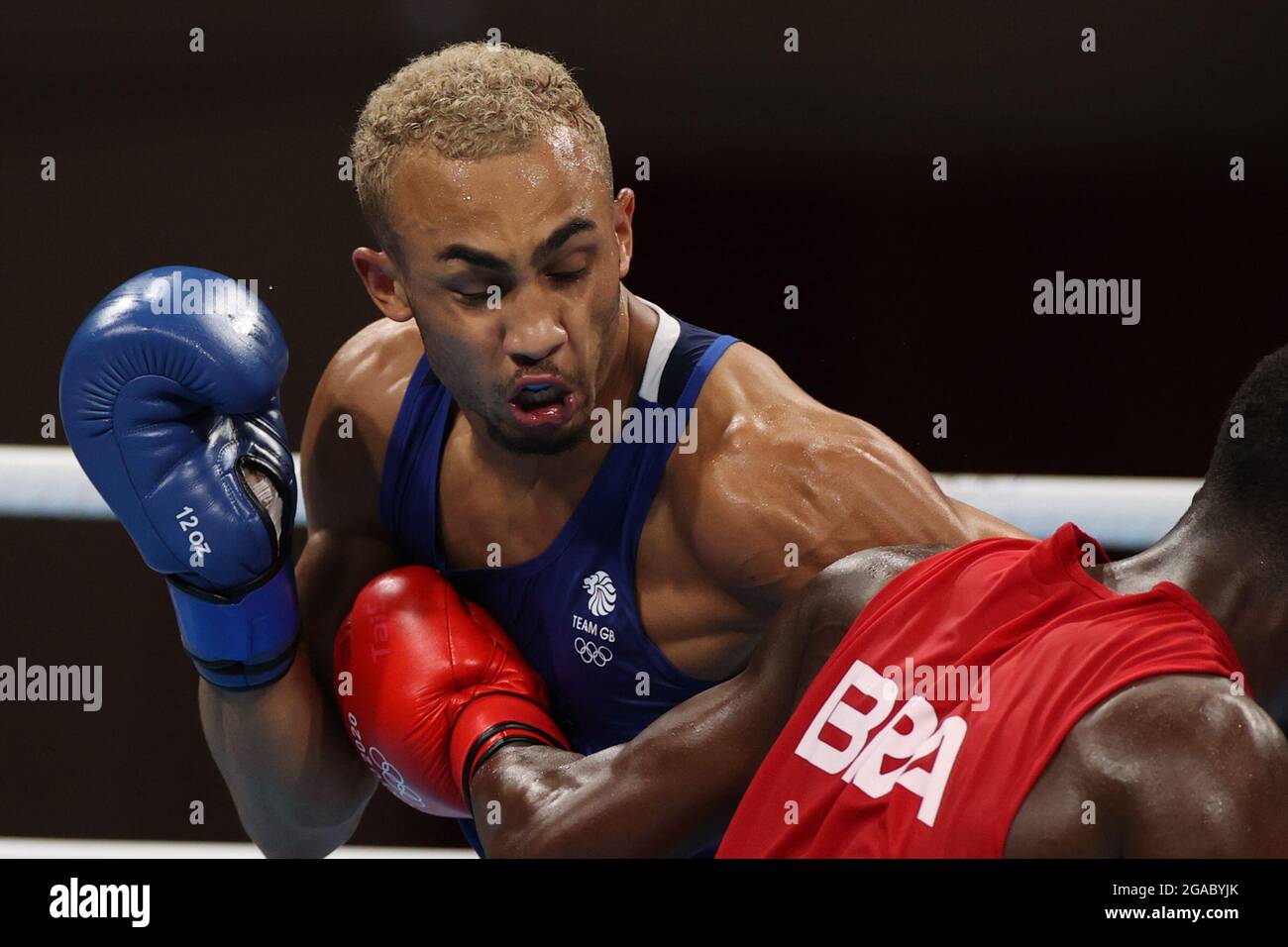 Tokyo, Giappone. 30 luglio 2021. Benjamin Whittaker (L) della Gran Bretagna compete durante la partita finale di pugilato degli uomini leggeri pesanti (75-81 kg) contro Keno Machado del Brasile ai Giochi Olimpici di Tokyo 2020 a Tokyo, Giappone, 30 luglio 2021. Credit: Ou Dongqu/Xinhua/Alamy Live News Foto Stock