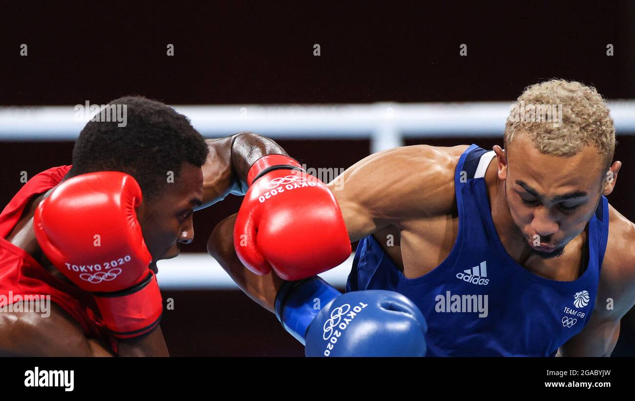 Tokyo, Giappone. 30 luglio 2021. Benjamin Whittaker (R) della Gran Bretagna celebra la vittoria della 75 partita finale di pugilato contro Keno Machado del Brasile ai Giochi Olimpici di Tokyo 2020 a Tokyo, Giappone, 30 luglio 2021. Credit: Ou Dongqu/Xinhua/Alamy Live News Foto Stock