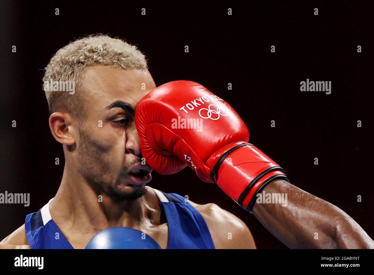 Tokyo, Giappone. 30 luglio 2021. Benjamin Whittaker of Britain compete durante la partita finale degli uomini di boxe leggeri (75-81 kg) contro Keno Machado del Brasile ai Giochi Olimpici di Tokyo 2020 a Tokyo, Giappone, 30 luglio 2021. Credit: Ou Dongqu/Xinhua/Alamy Live News Foto Stock