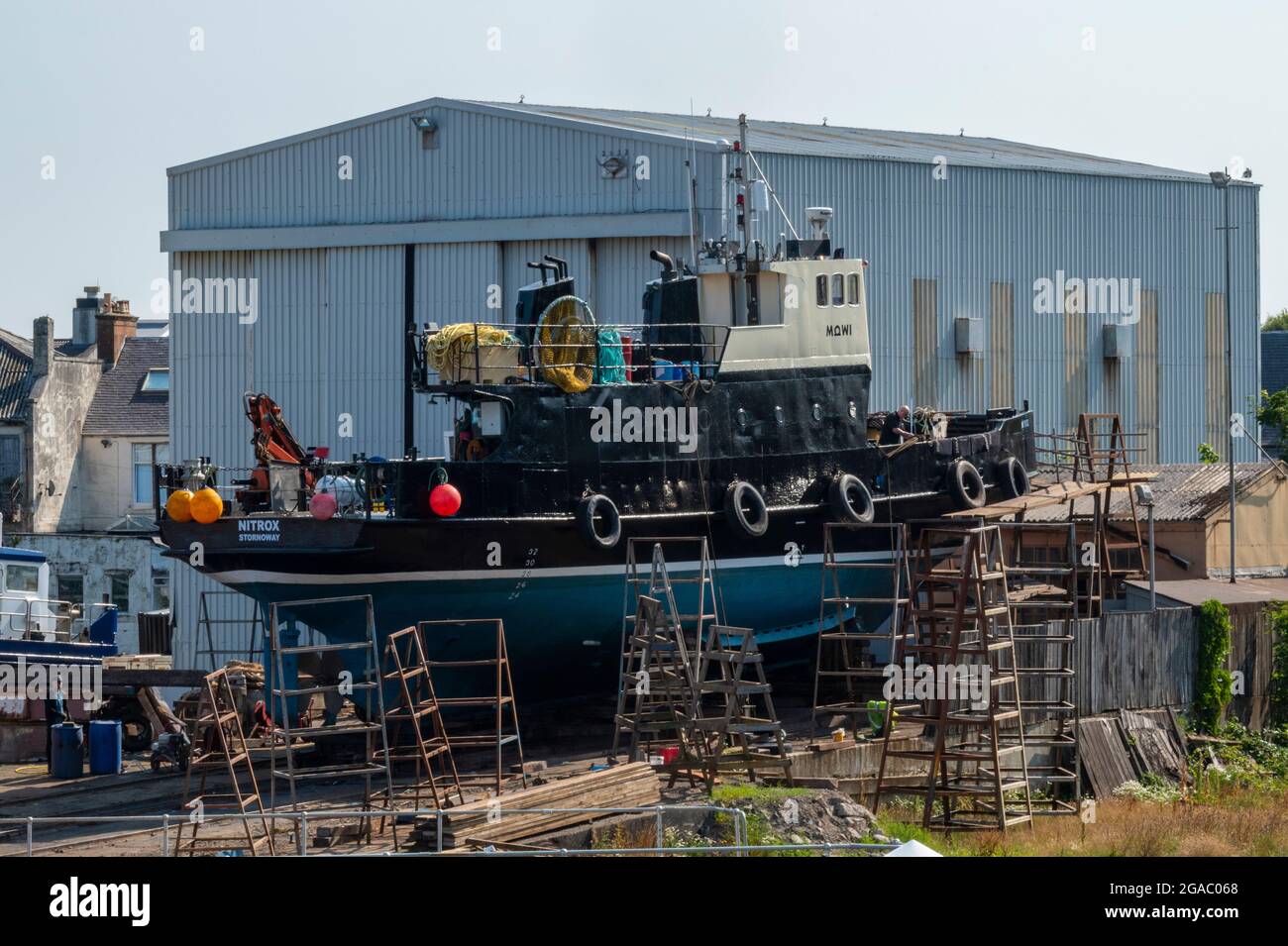 cantiere girvan, cantiere girvan, rimorchiatore, porto girvan, molo girvan, girva, scivolo di riparazione, cantiere di riparazione barche in ayrshire, tug fuori di acqua. Foto Stock