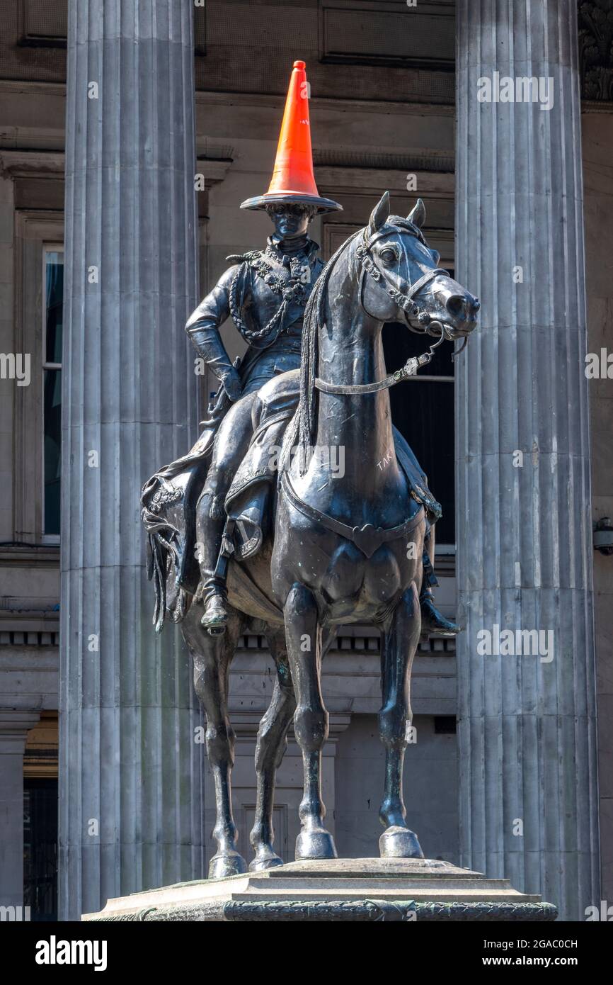 il museo di arte moderna di glasgow, il centro città di glasgow, la statua del duca di wellington con cono di traffico in testa, le famose attrazioni di glasgow, punto di riferimento di glasgow Foto Stock