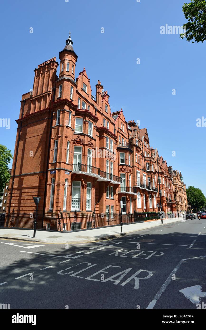 Pont Street rosso mattoni palazzi con timpano, Belgravia, Knightsbridge, West London, Regno Unito Foto Stock