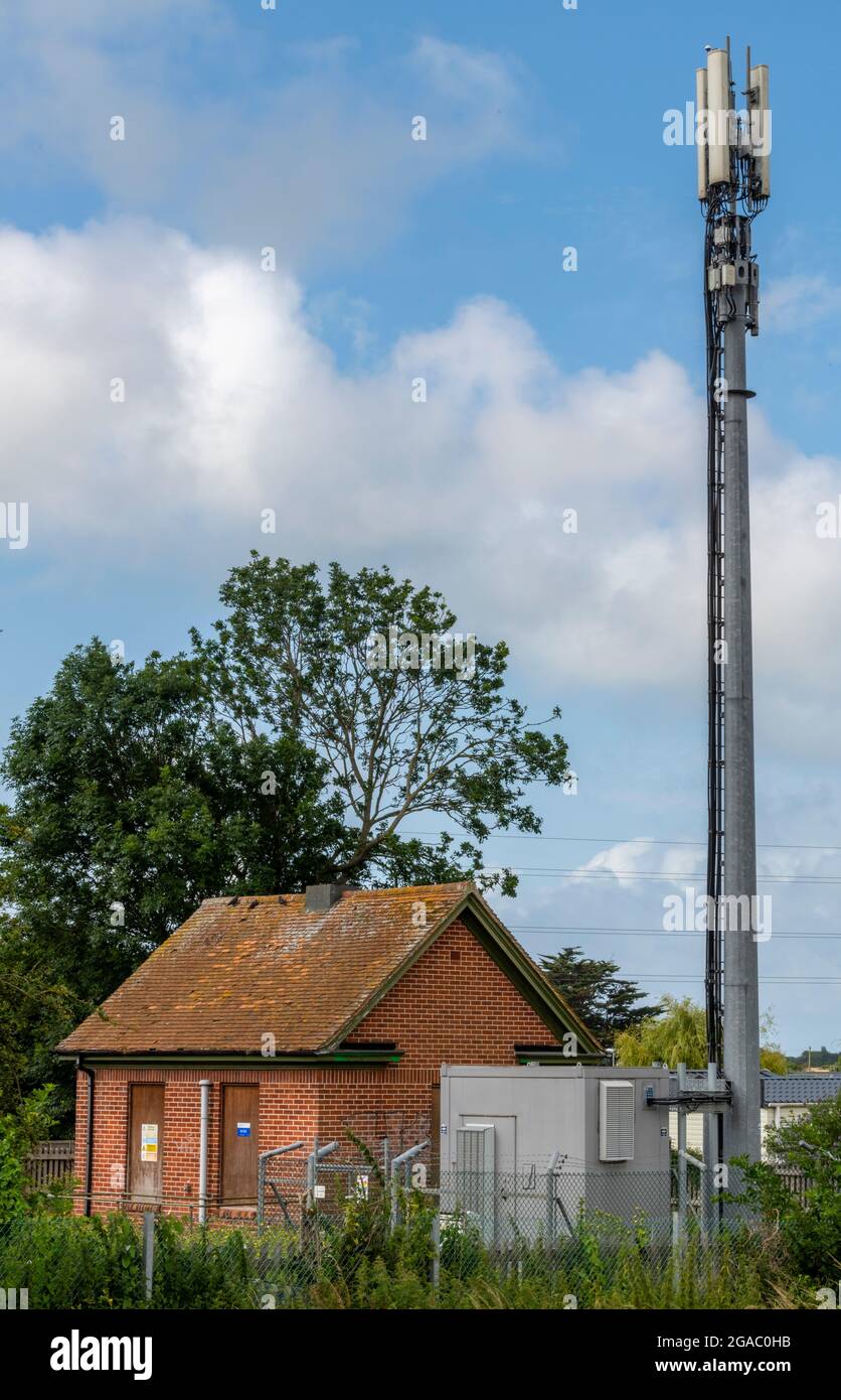 apparecchiature e trasmettitori per comunicazioni mobili, smartphone, rete 5g, rete 4g, rete cellulare, albero di comunicazione. Foto Stock
