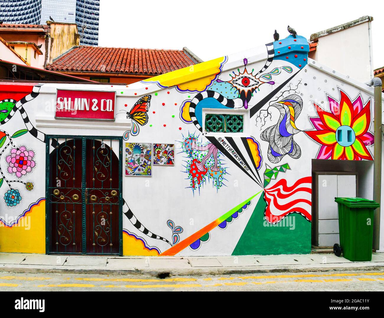 Colorati dipinti murali di Street art nell'area di Kampong Glam di Singapore. Si tratta di una popolare attrazione turistica. Foto Stock