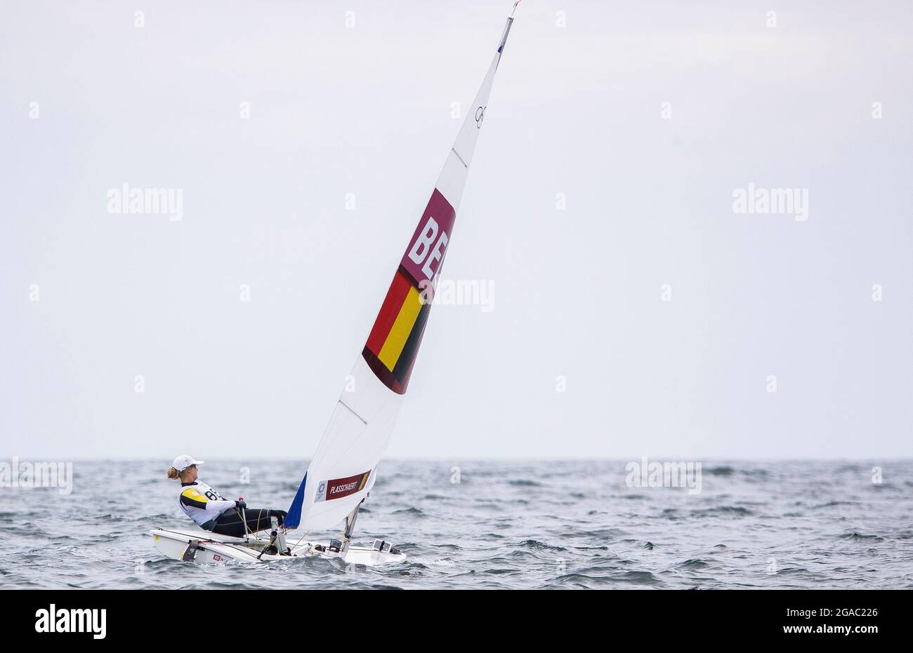 Il belga Emma Plasschaert ha raffigurato in azione durante gara 10 l'evento femminile di vela radiale laser dinghy in una persona l'ottavo giorno della 'Tokyo Foto Stock