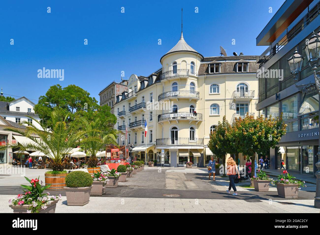 Baden-baden, Germania - Luglio 2021: Via chiamata 'Spohienstrasse' nel centro storico della città termale Foto Stock