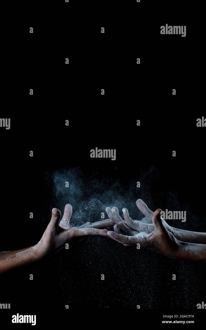 Mani africane che interagiscono con la farina o la polvere. Foto Stock