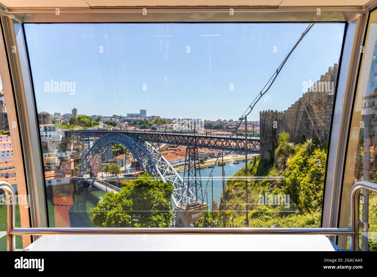 Famoso ponte Luis sul fiume Douro visto dalla funicolare a Porto, Portogallo Foto Stock