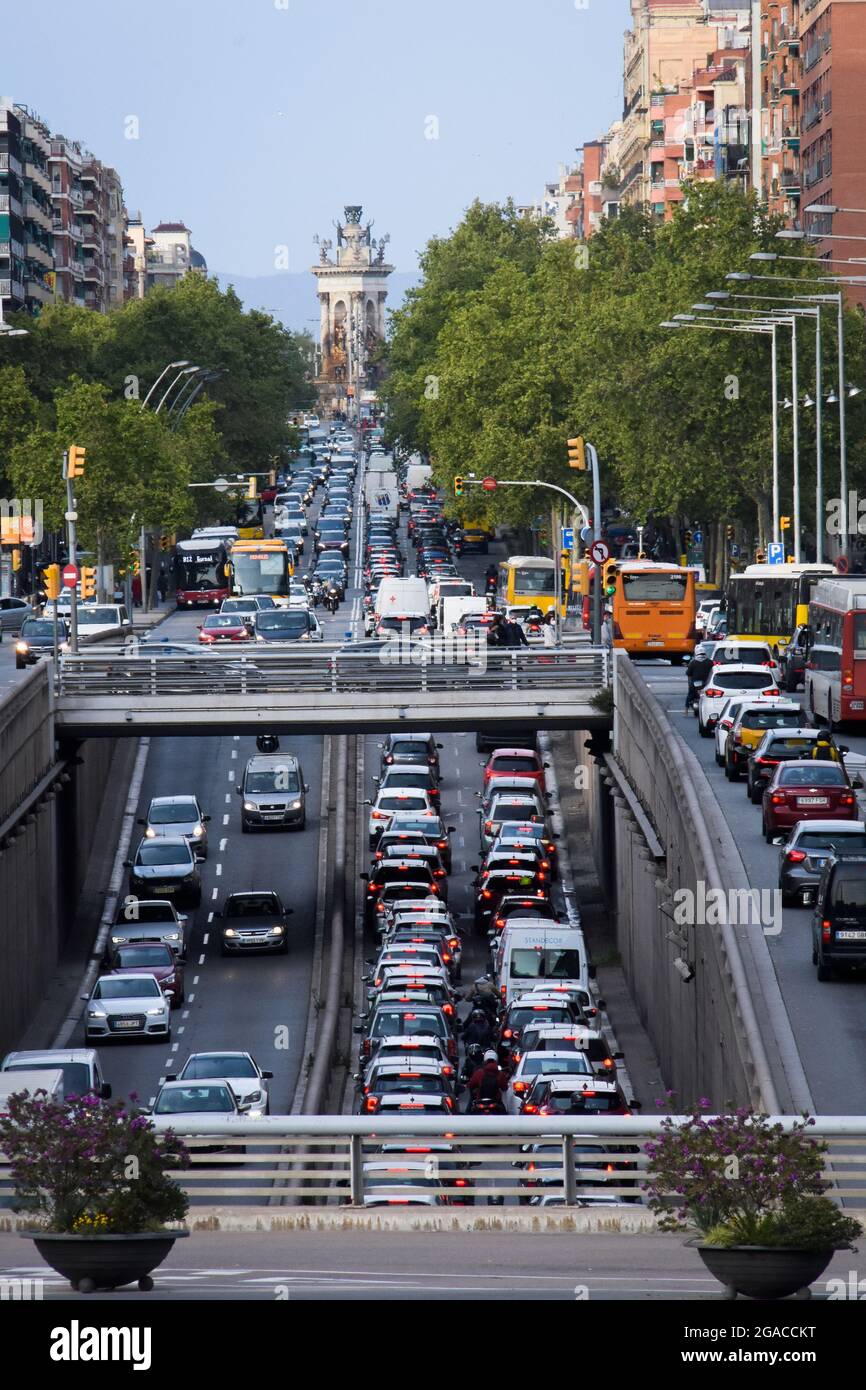 Paesaggio urbano. Gran Via de les Corts Catalanes, Plaça d'Espanya, Barcellona, Catalogna, Spagna. Foto Stock