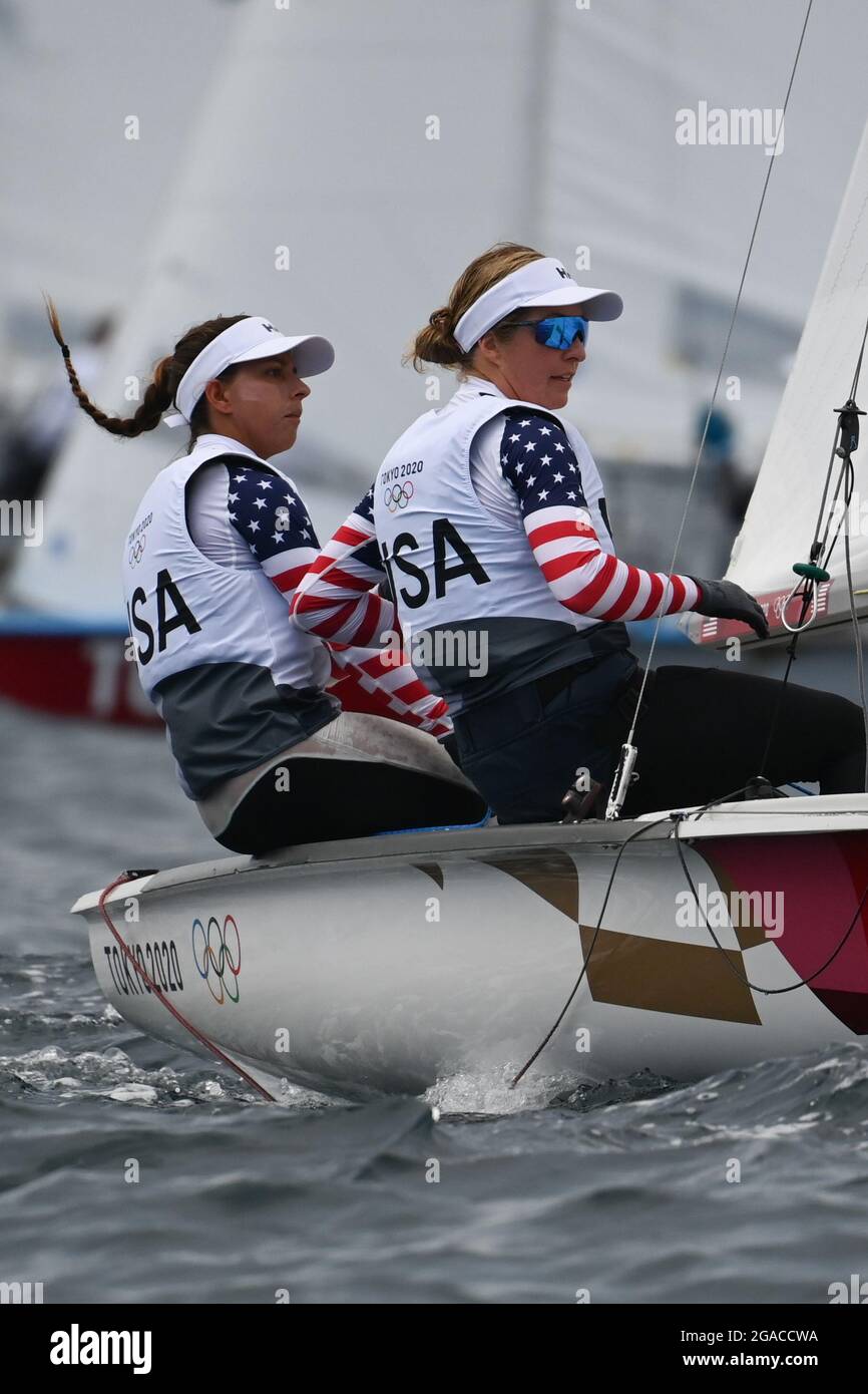 Kanagawa, Giappone. 30 luglio 2021. Nikole Barnes/Lara Dallman-Weiss (R) degli Stati Uniti gareggiano durante la Dinghy 470 delle due donne ai Giochi Olimpici di Tokyo 2020 a Kanagawa, Giappone, il 30 luglio 2021. Credit: Huang Zongzhi/Xinhua/Alamy Live News Foto Stock