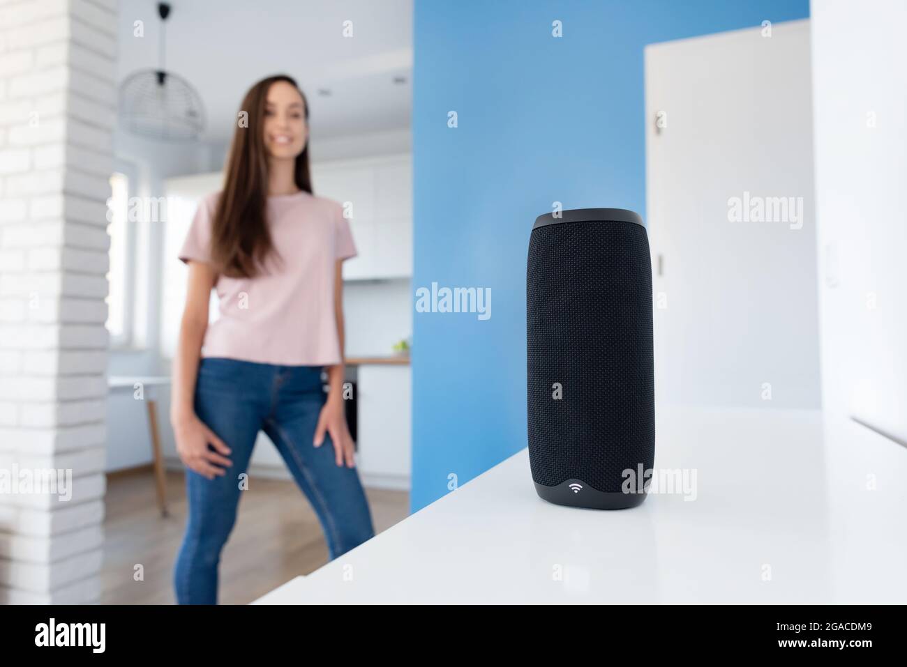 Assistente intelligente, donna che parla con un dispositivo smart speaker. Concetto di casa intelligente Foto Stock