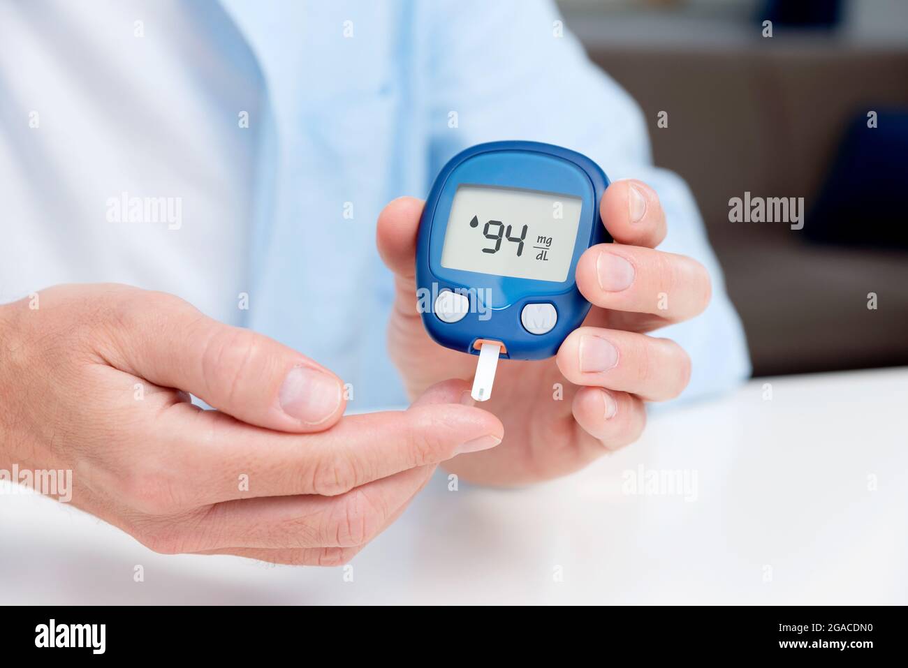 L'uomo misura il suo zucchero nel sangue. Glucometro, analisi del campione di sangue, concetto di diabete. Foto Stock