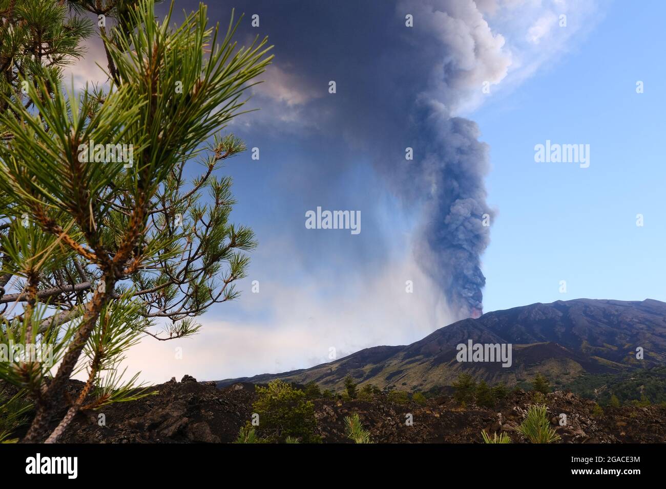 Eruzione del vulcano Etna il 20 luglio 2021. L'Etna in Sicilia, il vulcano più alto d'Europa e uno dei più attivi. Foto Stock