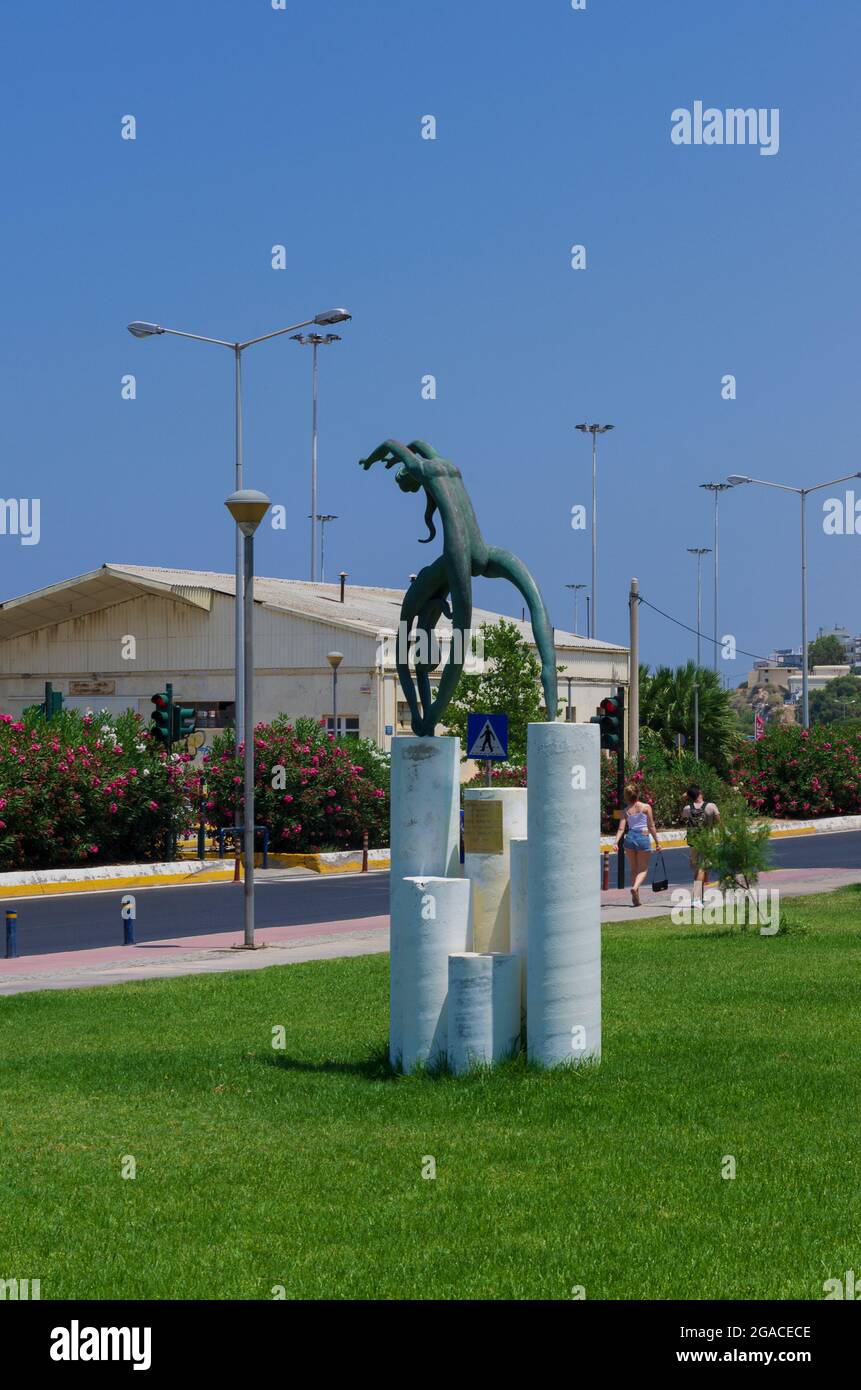 Heraklion, Grecia - 09.07.2018: Scultura 'armonia Olimpica', raffigurante 2 ragazze che fanno ginnastica, è stata creata nel 2002 , in onore dei Giochi Olimpici t Foto Stock