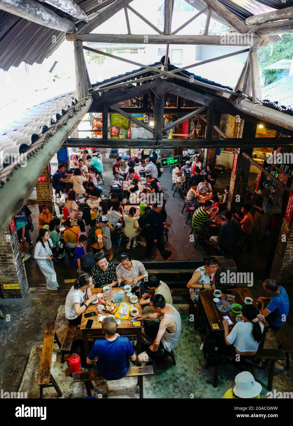 (210730) -- CHONGQING, 30 luglio 2021 (Xinhua) -- la gente chiacchiera mentre beve il tè alla teahhouse di comunicazioni nel Chongqing del sud-ovest della Cina, 26 luglio 2021. Chen Anjian, 62 anni, insegnante di pittura ad olio presso il Sichuan fine Arts Institute, frequenta la Chongqing Communications Teahhouse per più di 20 anni. Fondata nel 1987, la sala da tè Communications è ora l'unica vecchia casa da tè di Chongqing che ha mantenuto lo stile originale degli anni '70 e '80. E' uno dei punti di riferimento culturali chiave di Chongqing, e visitato ogni giorno da migliaia di amanti del tè. "La Teahhouse delle Comunicazioni è la Th Foto Stock
