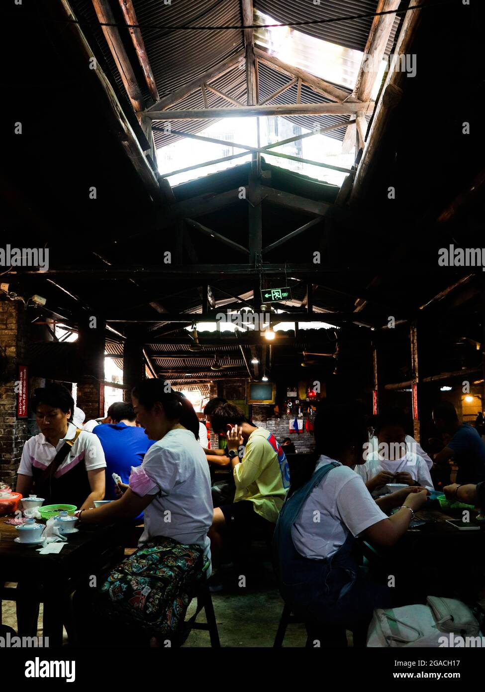 (210730) -- CHONGQING, 30 luglio 2021 (Xinhua) -- la gente chiacchiera mentre beve il tè alla teahhouse di comunicazioni nel Chongqing del sud-ovest della Cina, 26 luglio 2021. Chen Anjian, 62 anni, insegnante di pittura ad olio presso il Sichuan fine Arts Institute, frequenta la Chongqing Communications Teahhouse per più di 20 anni. Fondata nel 1987, la sala da tè Communications è ora l'unica vecchia casa da tè di Chongqing che ha mantenuto lo stile originale degli anni '70 e '80. E' uno dei punti di riferimento culturali chiave di Chongqing, e visitato ogni giorno da migliaia di amanti del tè. "La Teahhouse delle Comunicazioni è la Th Foto Stock