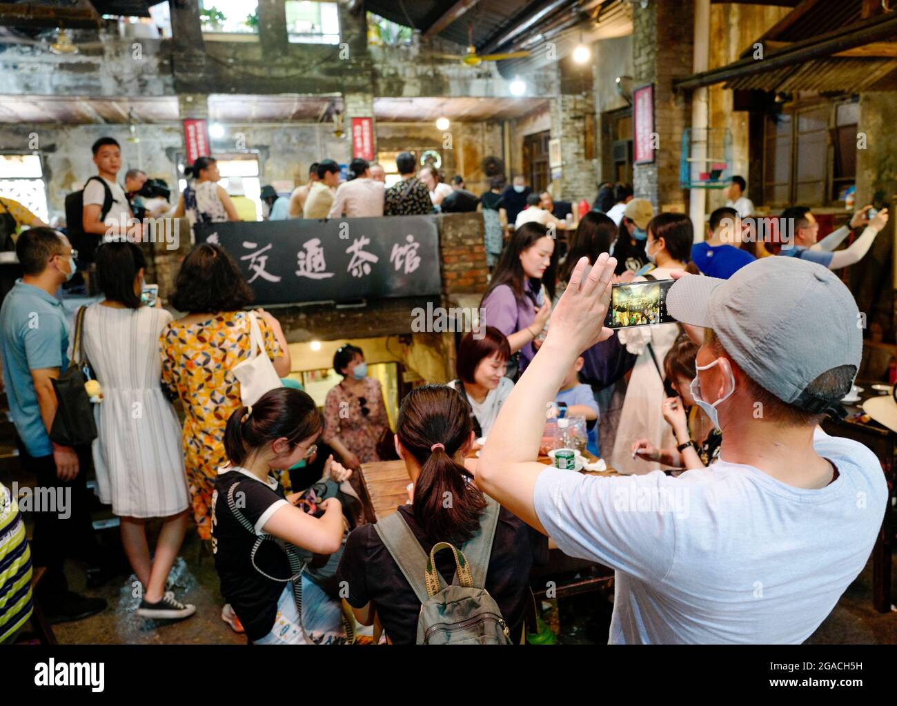 (210730) -- CHONGQING, 30 luglio 2021 (Xinhua) -- UN turista scatta le foto del Teahhouse di comunicazione nel Chongqing del sud-ovest della Cina, 26 luglio 2021. Chen Anjian, 62 anni, insegnante di pittura ad olio presso il Sichuan fine Arts Institute, frequenta la Chongqing Communications Teahhouse per più di 20 anni. Fondata nel 1987, la sala da tè Communications è ora l'unica vecchia casa da tè di Chongqing che ha mantenuto lo stile originale degli anni '70 e '80. E' uno dei punti di riferimento culturali chiave di Chongqing, e visitato ogni giorno da migliaia di amanti del tè. "La Teahhouse delle Comunicazioni è il vivente Foto Stock