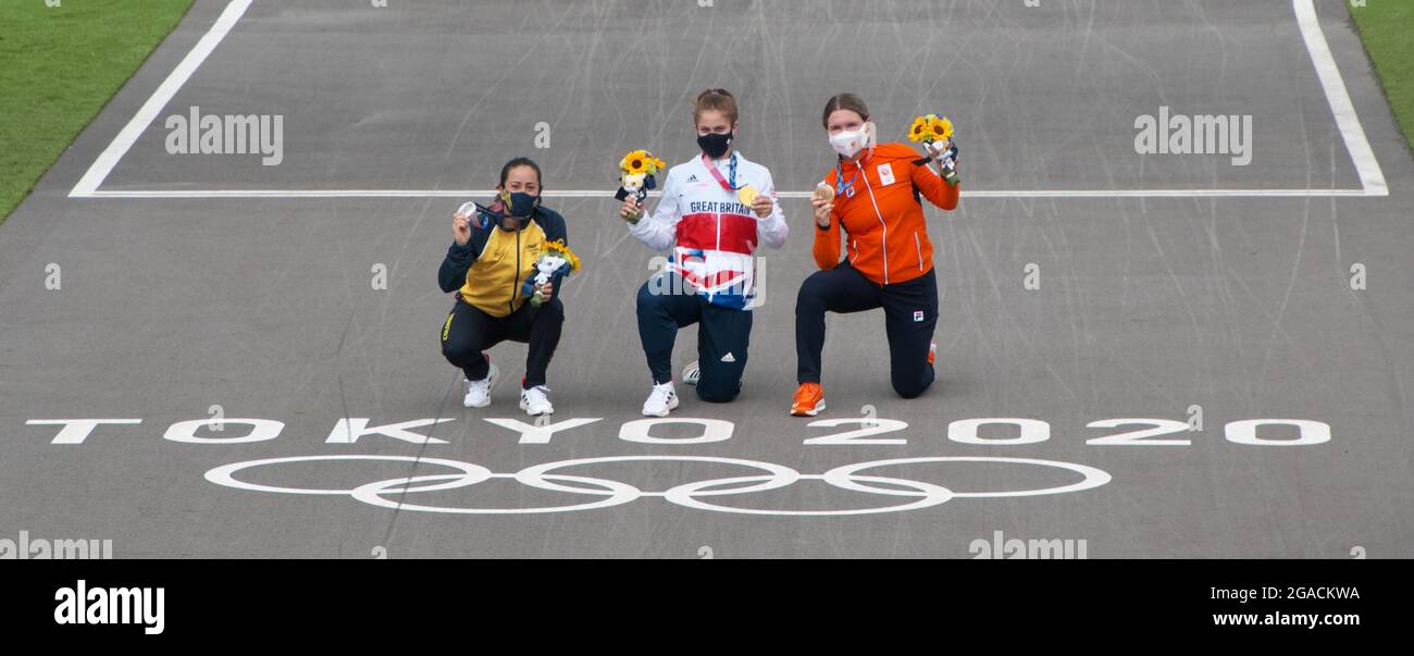 Tokyo, Giappone. 30 luglio 2021. (L-R) Mariana Pajon, medaglia di Gord in Gran Bretagna Bethany Shriever e medaglia di bronzo olandese Merel Smulders posano per le telecamere durante la cerimonia della medaglia BMX Racing delle Olimpiadi di Tokyo presso l'Ariake Urban Sports Park, Tokyo, Giappone, venerdì 30 luglio 2021. Foto di Keizo Mori/UPI Credit: UPI/Alamy Live News Foto Stock