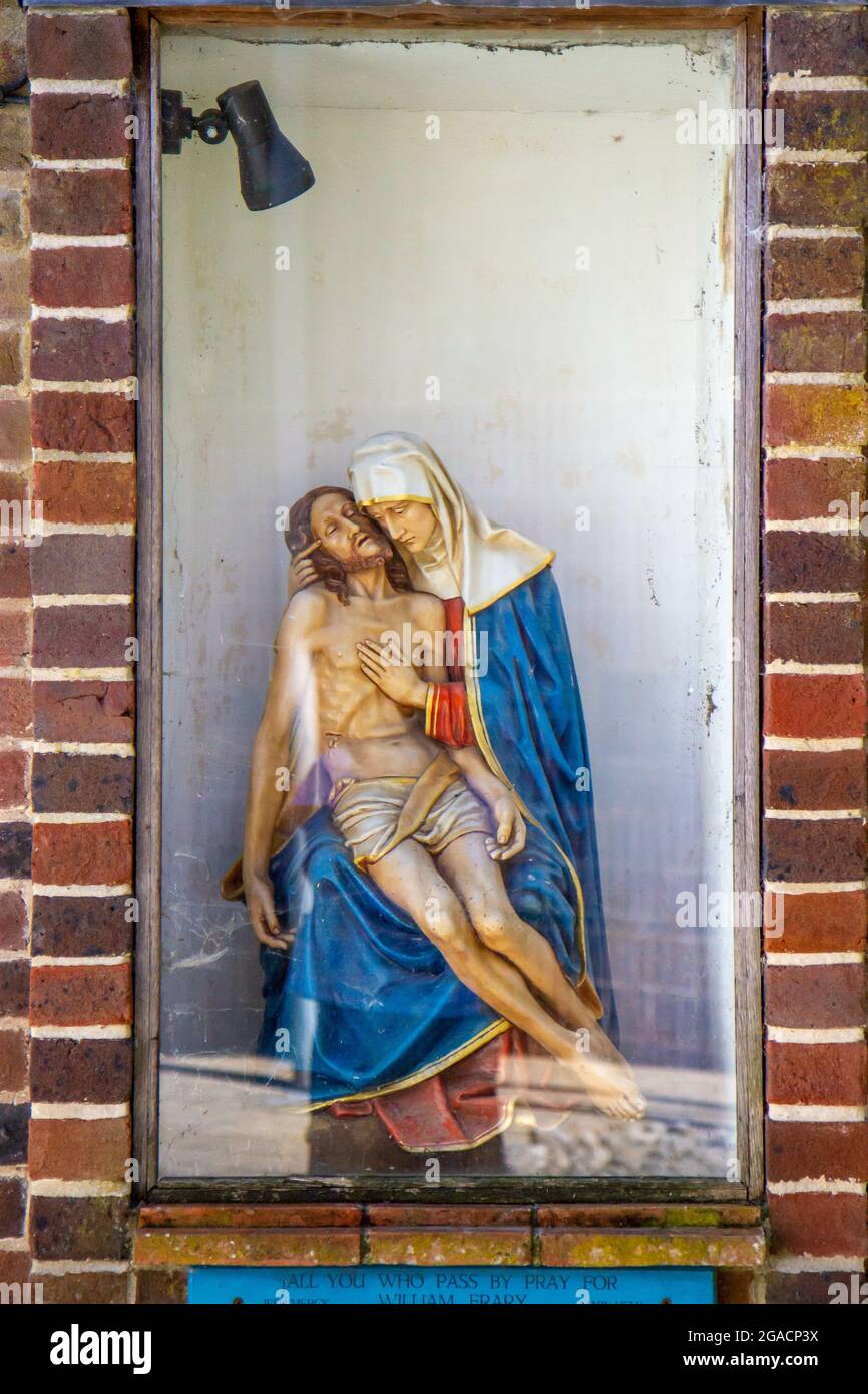 WALSINGHAM, REGNO UNITO - 09 agosto 2016: Una statua nel Santuario Anglicano di nostra Signora di Walsingham Foto Stock