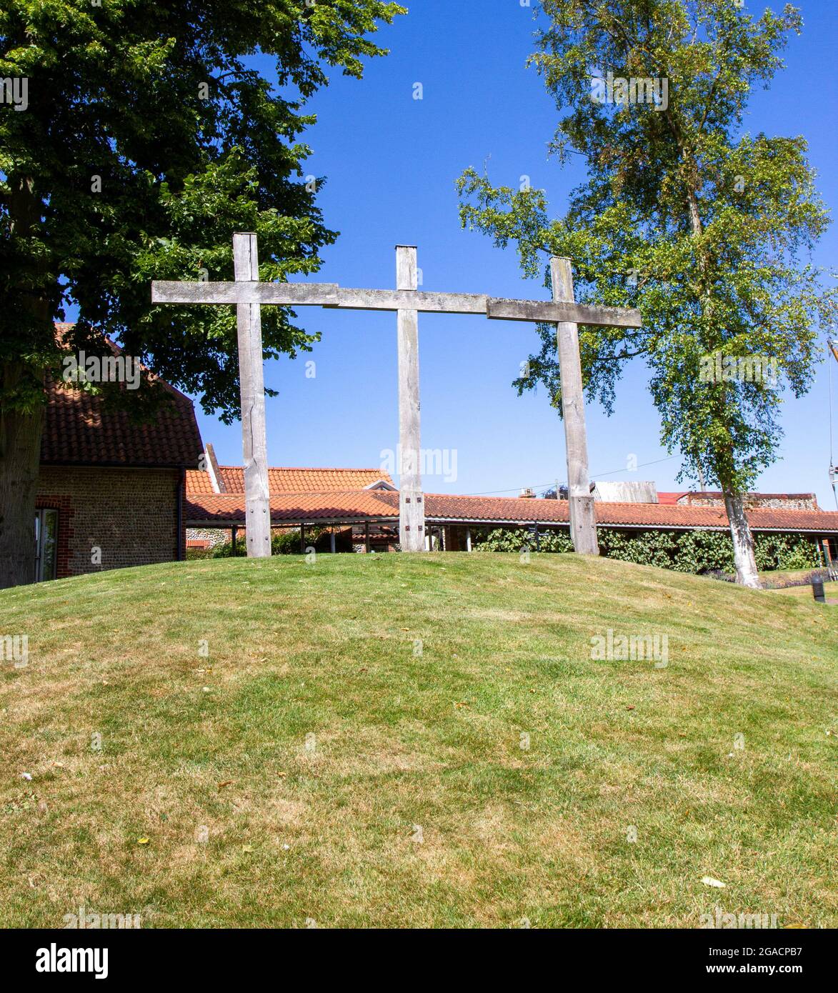 WALSINGHAM, REGNO UNITO - 09 agosto 2016: Le croci nei terreni del Santuario Anglicano di nostra Signora di Walsingham, Regno Unito Foto Stock