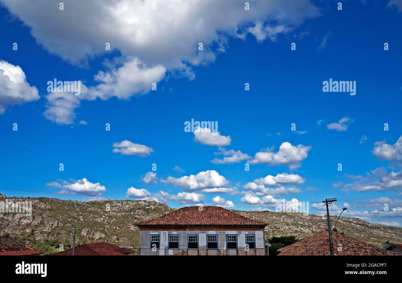 Antica casa coloniale e cielo blu con nuvole, Diamantina, Brasile Foto Stock