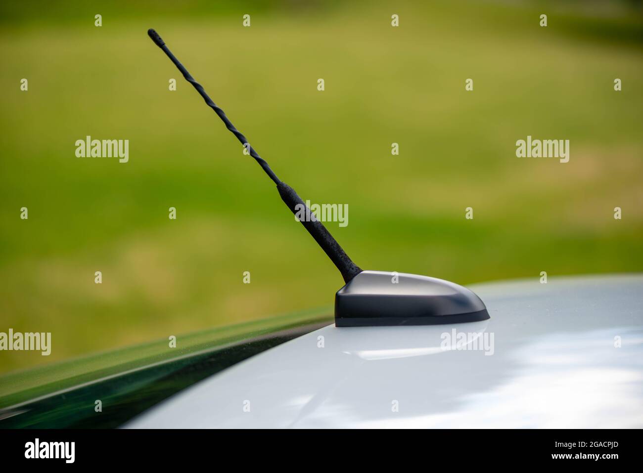 Antenna corta sul tetto dell'auto argentata Foto stock - Alamy
