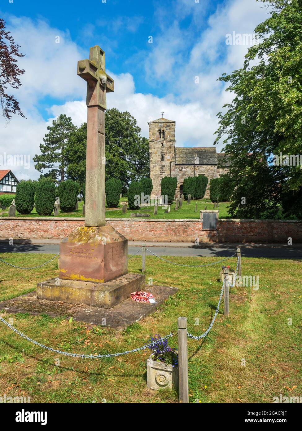 Villaggio verde con memoriale di guerra e Chiesa di San Giovanni Battista a Kirk Hammerton North Yorkshire Inghilterra Foto Stock