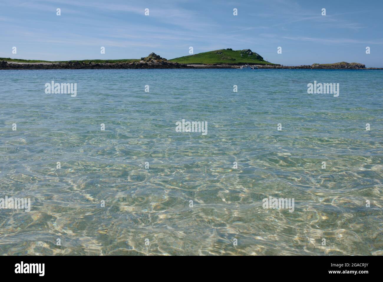 Isola di Teän vista dalla spiaggia di Lower Town, isola di St Martin, Isole di Scilly, Cornovaglia, Inghilterra, Regno Unito, luglio 2021 Foto Stock