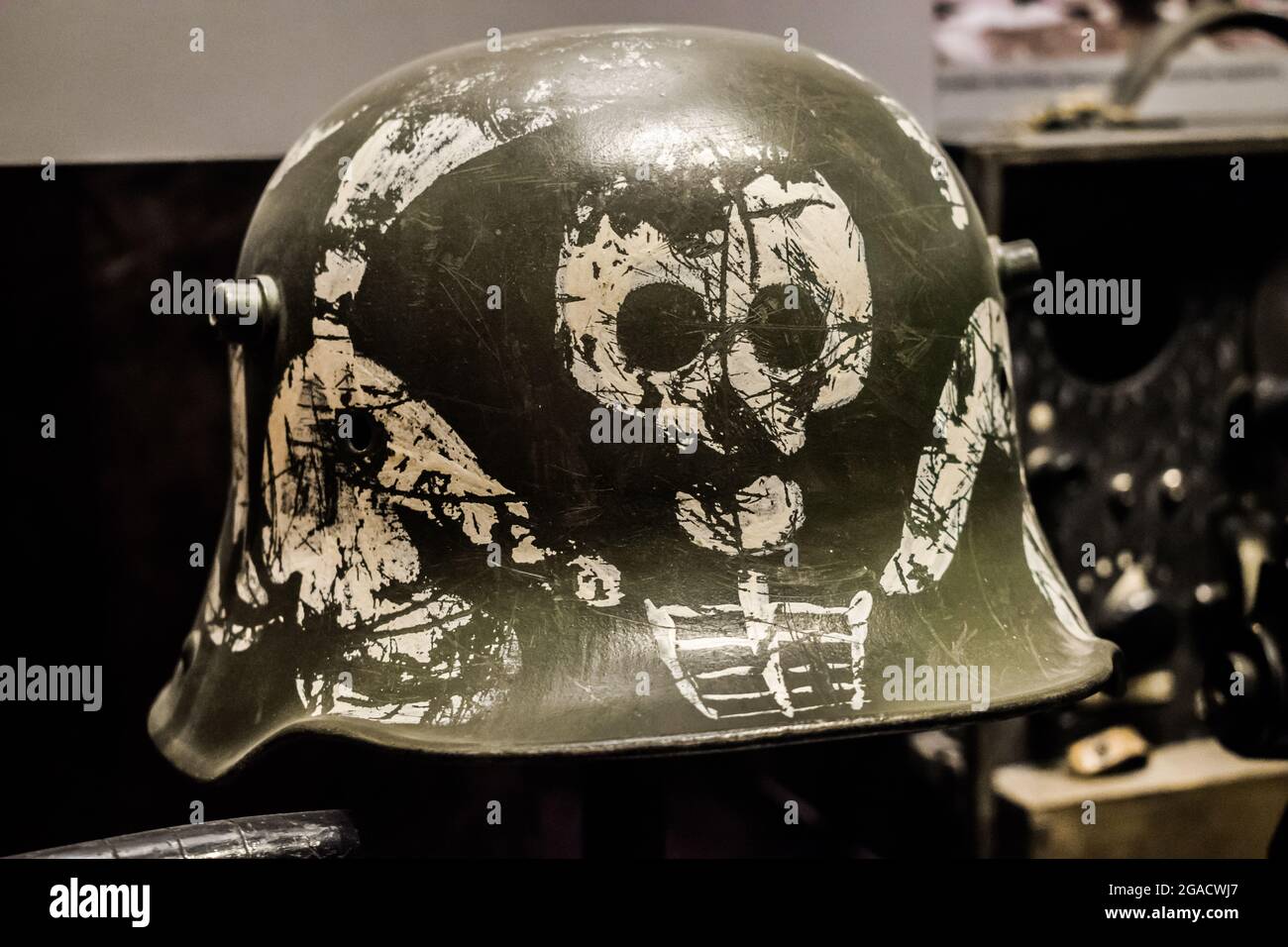 Mosca, Russia: Marzo 18 2018: Casco militare finlandese della seconda guerra mondiale, esposto al museo miltar di mosca Foto Stock