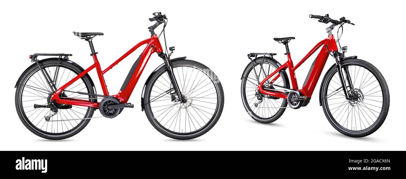 rosso moderno mezzo motore città touring o trekking e bike pedelec con motore elettrico centrale montaggio. ebike alimentato a batteria isolato su bianco backgrou Foto Stock