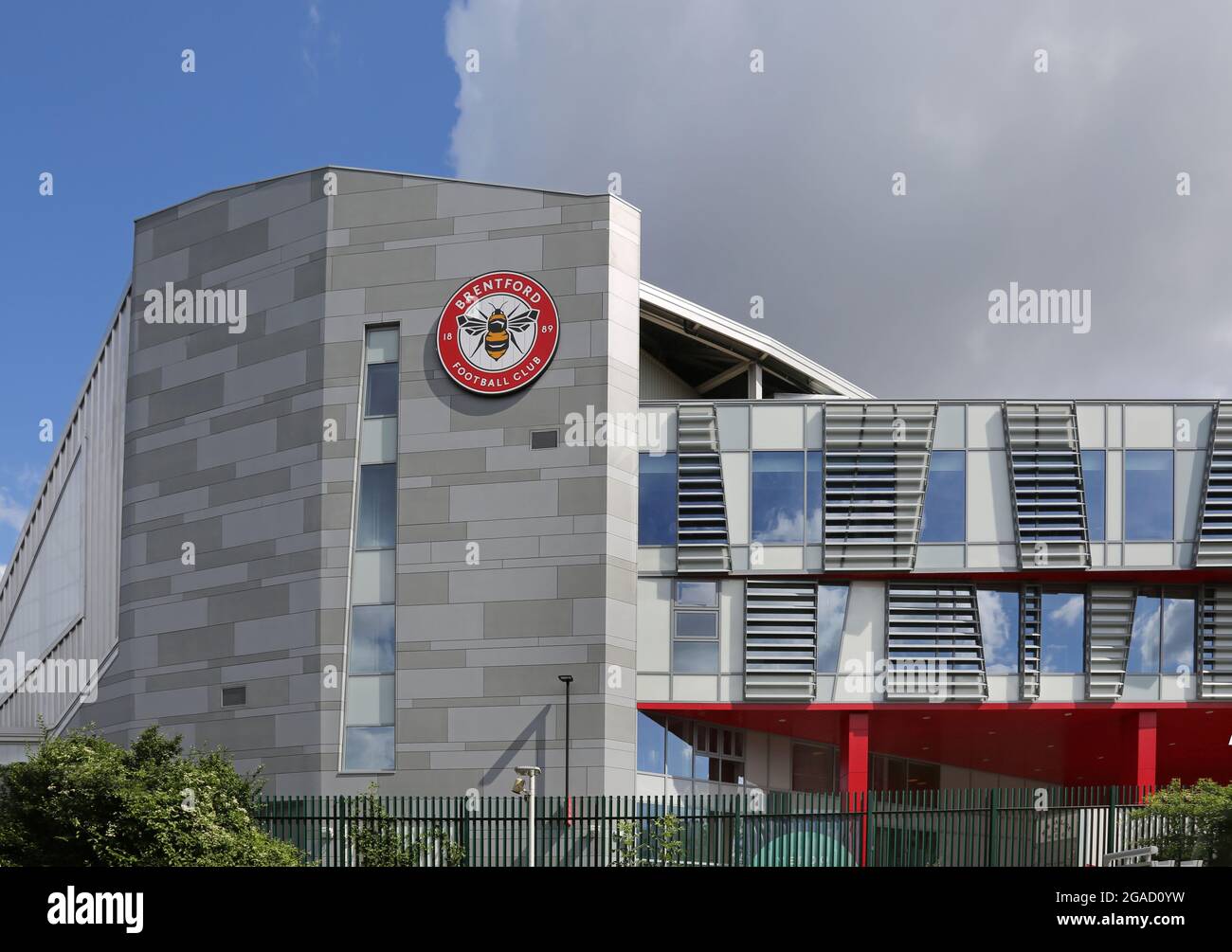 Elevazione sud del nuovo stadio del Brentford Football Club al Kew Bridge a West London. Ospita anche il London Irish Rugby Club. Mostra il logo dell'ape del club Foto Stock