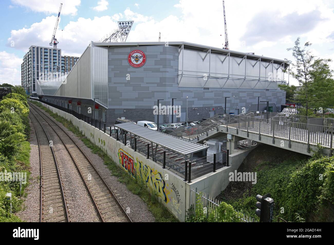Il nuovo stadio del Brentford Football Club, vicino a Kew Bridge, West London. Ospita anche il London Irish Rugby Club. Vista da ovest. Progettato da AFL Architects. Foto Stock