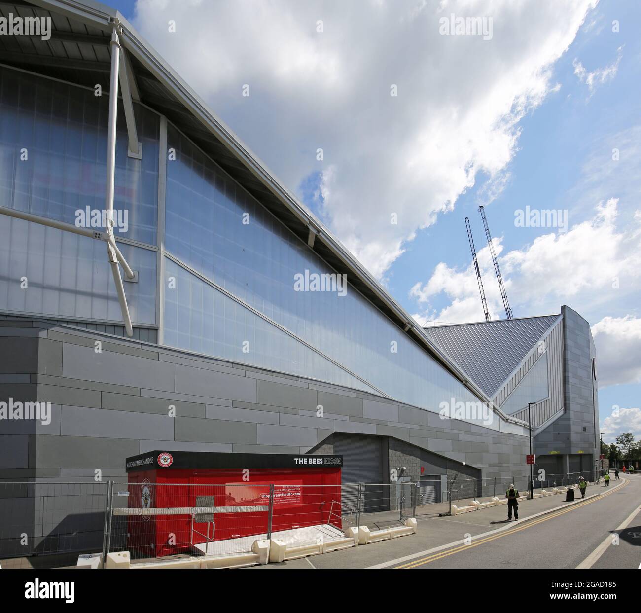 Il nuovo stadio del Brentford Football Club vicino al Kew Bridge a West London. Ospita anche il London Irish Rugby Club. Progettato da AFL Architects. Foto Stock