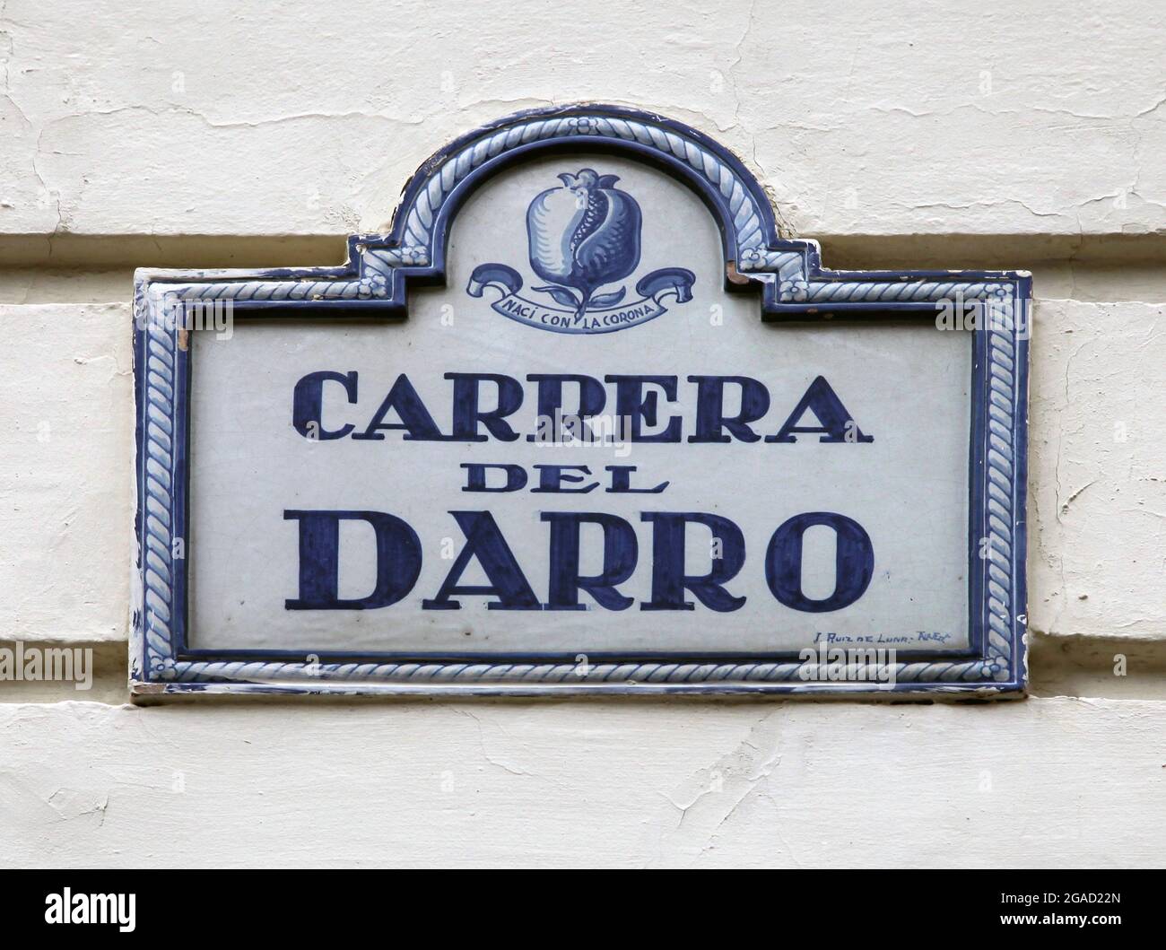 Via segno.Carrera del Darro in Granada Spagna da Juan Ruiz de Luna (1863 - 1945) ceramista spagnolo. Foto Stock