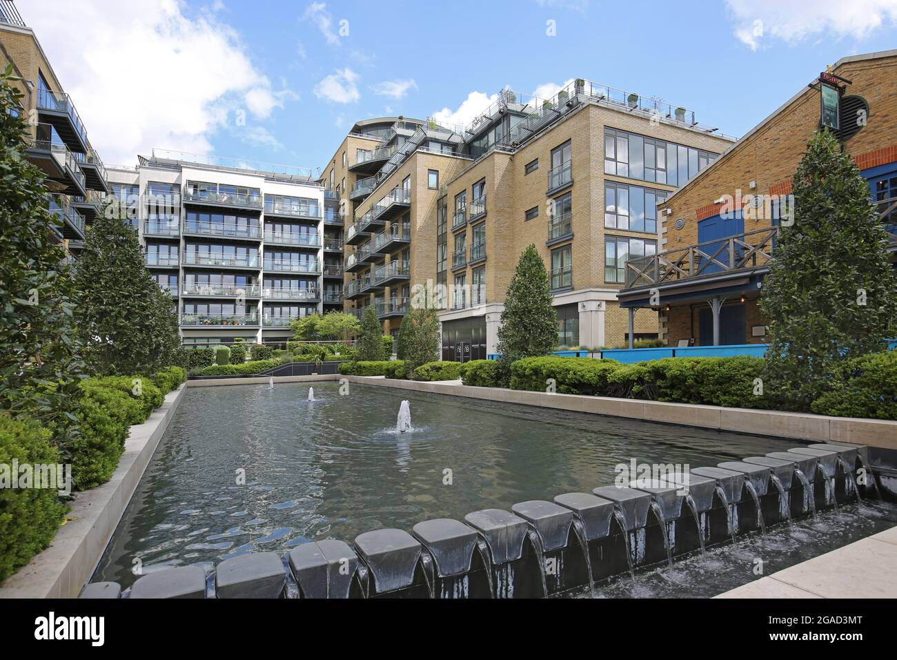 Nuovo sviluppo residenziale lungo il fiume a Kew Bridge, a ovest di Londra, vicino al Tamigi. Foto Stock