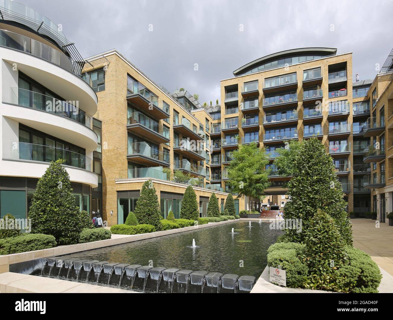 Nuovo sviluppo residenziale lungo il fiume a Kew Bridge, a ovest di Londra, vicino al Tamigi. Foto Stock