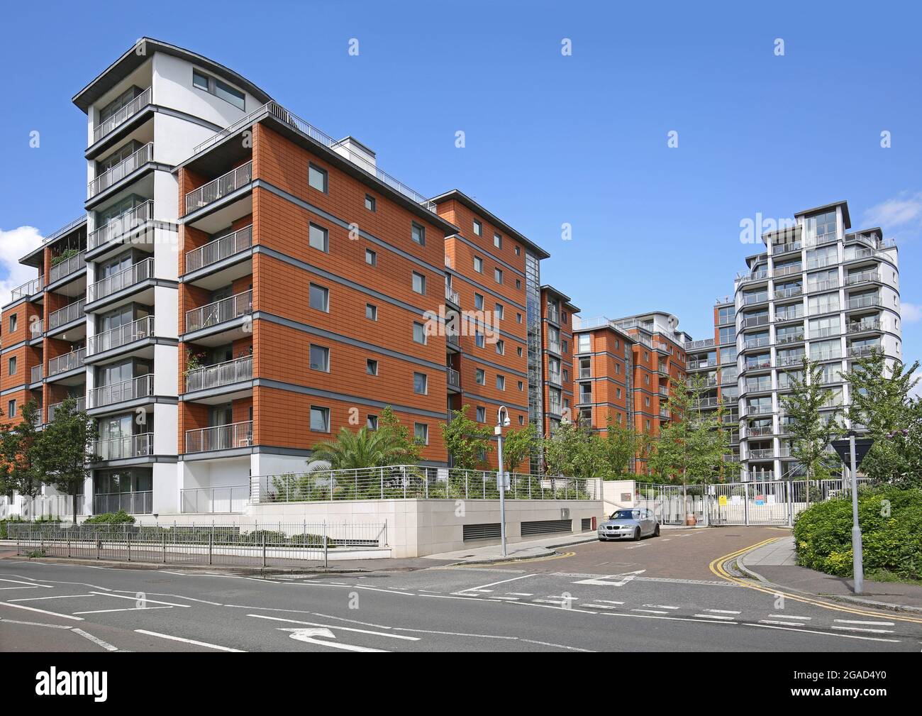 Nuovo sviluppo delle credenziali su Kew Bridge Road, Brentford, West London. Gli appartamenti si affacciano sul Tamigi. Angolo di Holland Gardens. Foto Stock