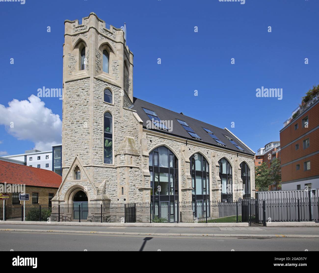 St Georges Church, Kew Bridge Road, Brentford, Regno Unito. La chiesa vittoriana è stata convertita ad uso residenziale. Ospita 21 appartamenti di lusso vicino al Tamigi Foto Stock