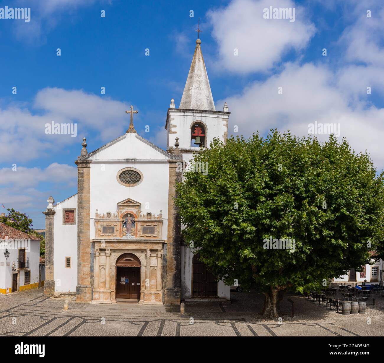 Obidos, Portogallo - 30 giugno 2021: Vista della chiesa di Santa Maria Foto Stock