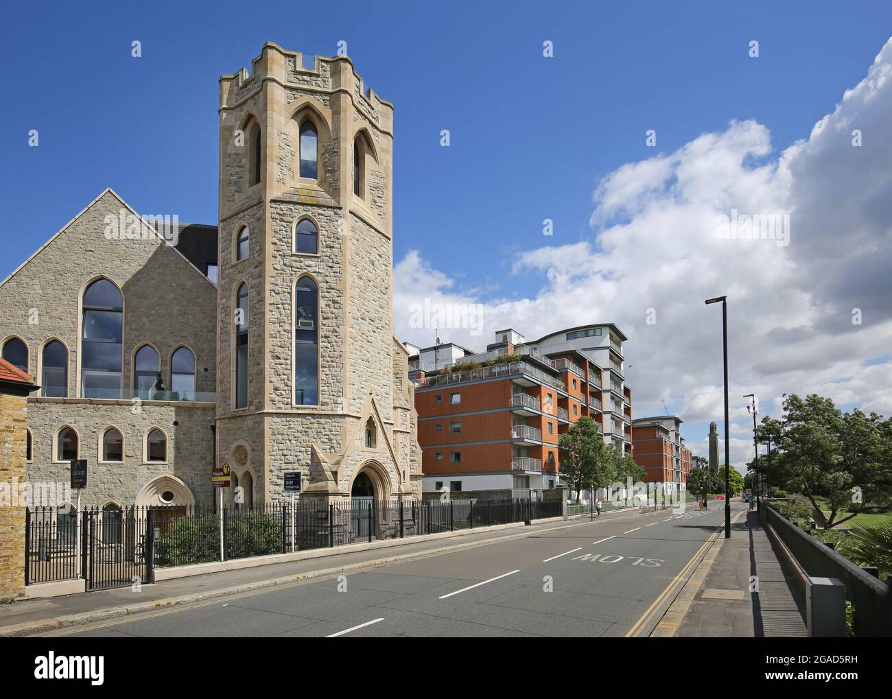 St Georges Church, Kew Bridge Road, Brentford, Regno Unito. La chiesa vittoriana è stata convertita ad uso residenziale. Ospita 21 appartamenti di lusso vicino al Tamigi Foto Stock