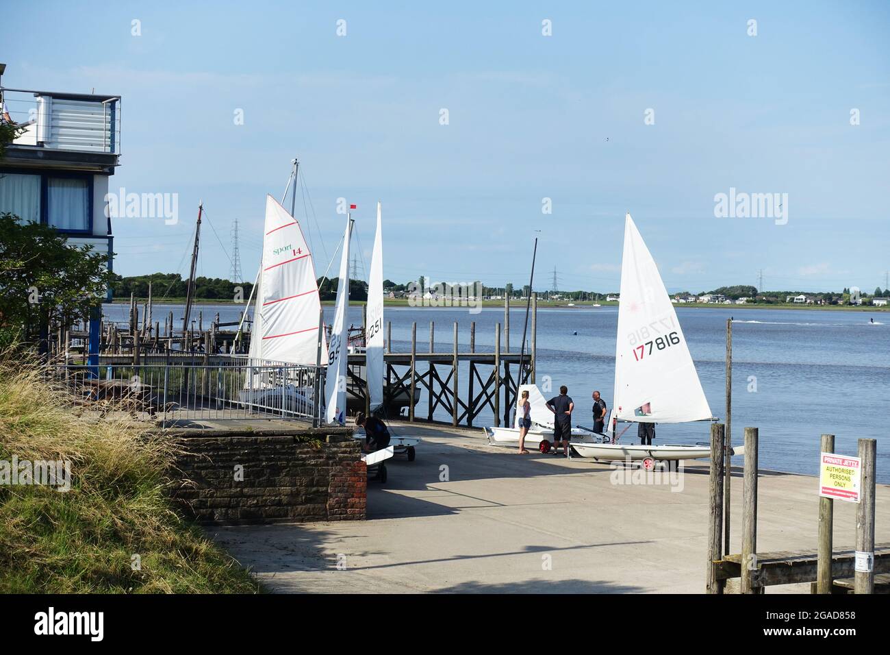 I gommoni si preparano per una gara al Blackwood and Fleetwood Yacht Club sul fiume Wyre Foto Stock